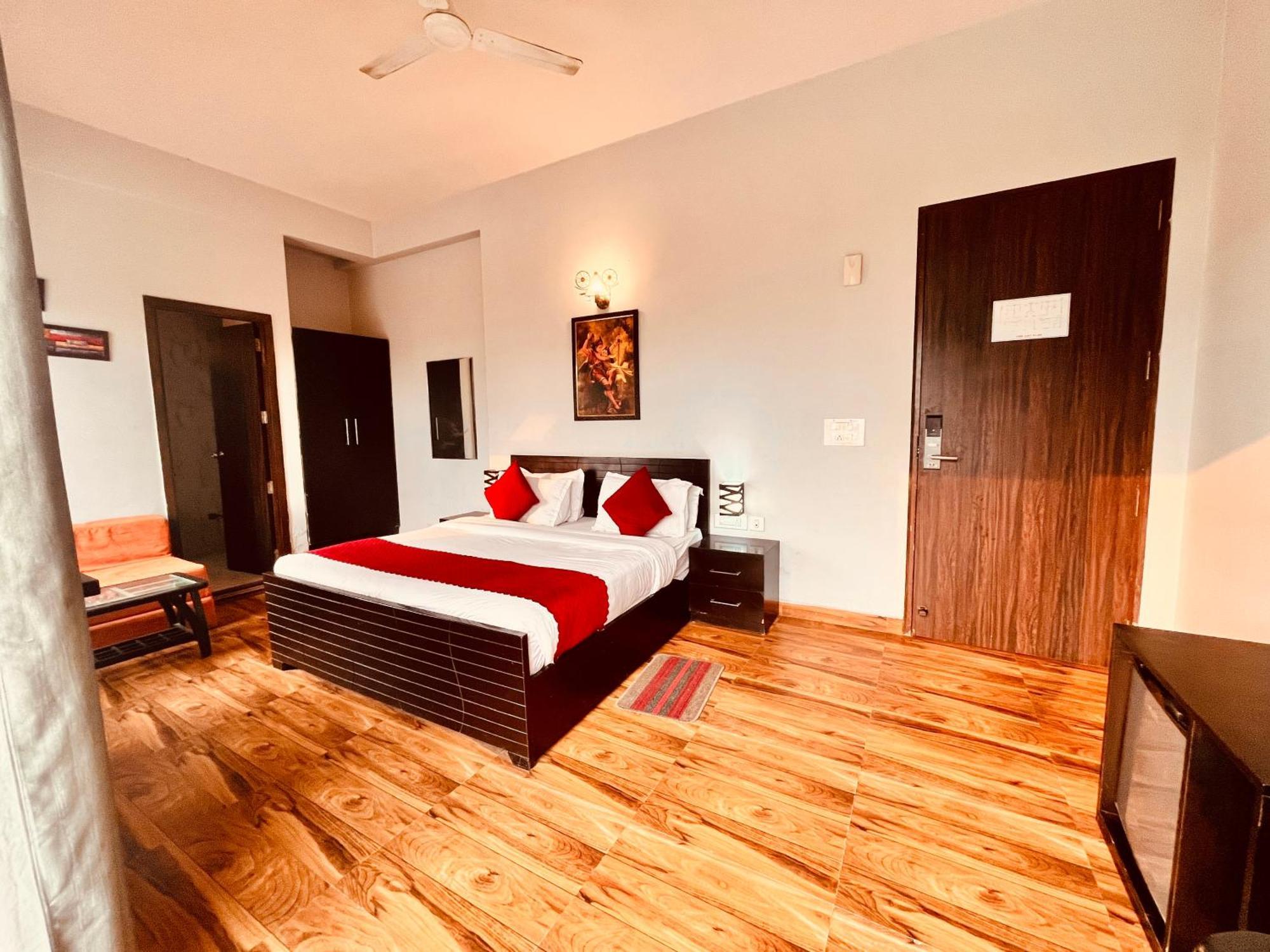 Pearl Grand Boutique Cottage In Omaxe Anandam Vrindavan - #Premium Ac Rooms With Balcony #Big Parking #Lift #Garden #Peaceful Area #Near Prem Mandir #Property Of The Year #Most Awarded Extérieur photo
