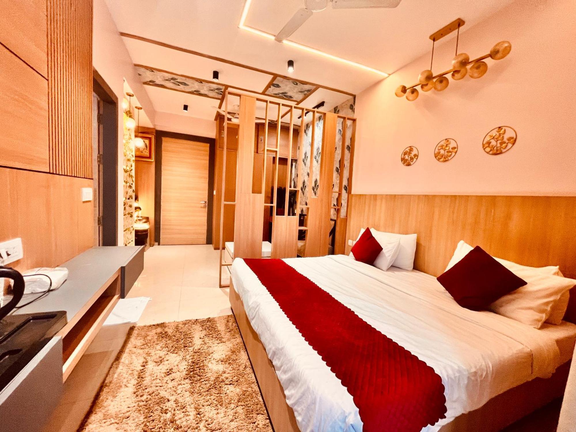 Pearl Grand Boutique Cottage In Omaxe Anandam Vrindavan - #Premium Ac Rooms With Balcony #Big Parking #Lift #Garden #Peaceful Area #Near Prem Mandir #Property Of The Year #Most Awarded Extérieur photo