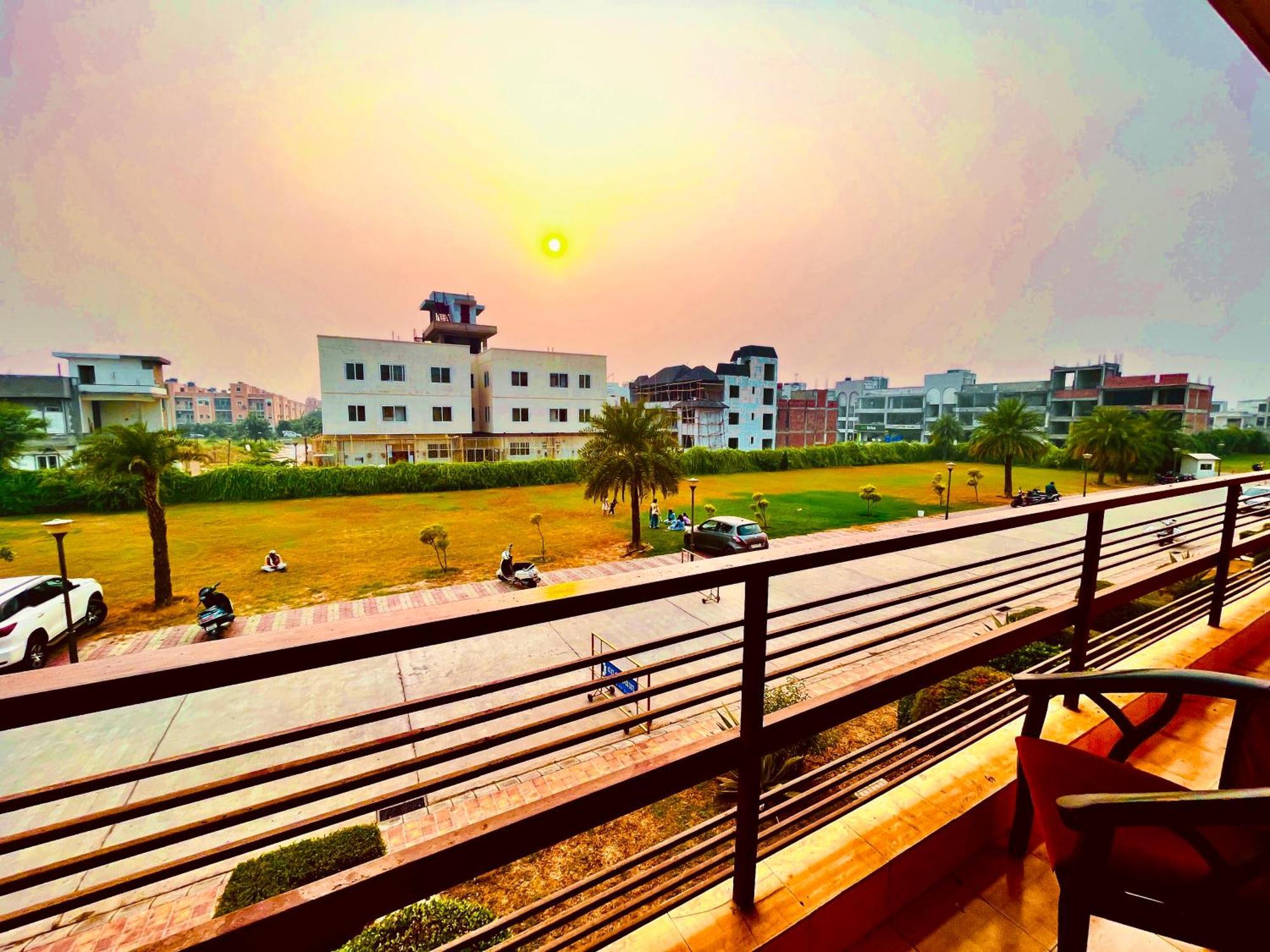 Pearl Grand Boutique Cottage In Omaxe Anandam Vrindavan - #Premium Ac Rooms With Balcony #Big Parking #Lift #Garden #Peaceful Area #Near Prem Mandir #Property Of The Year #Most Awarded Extérieur photo