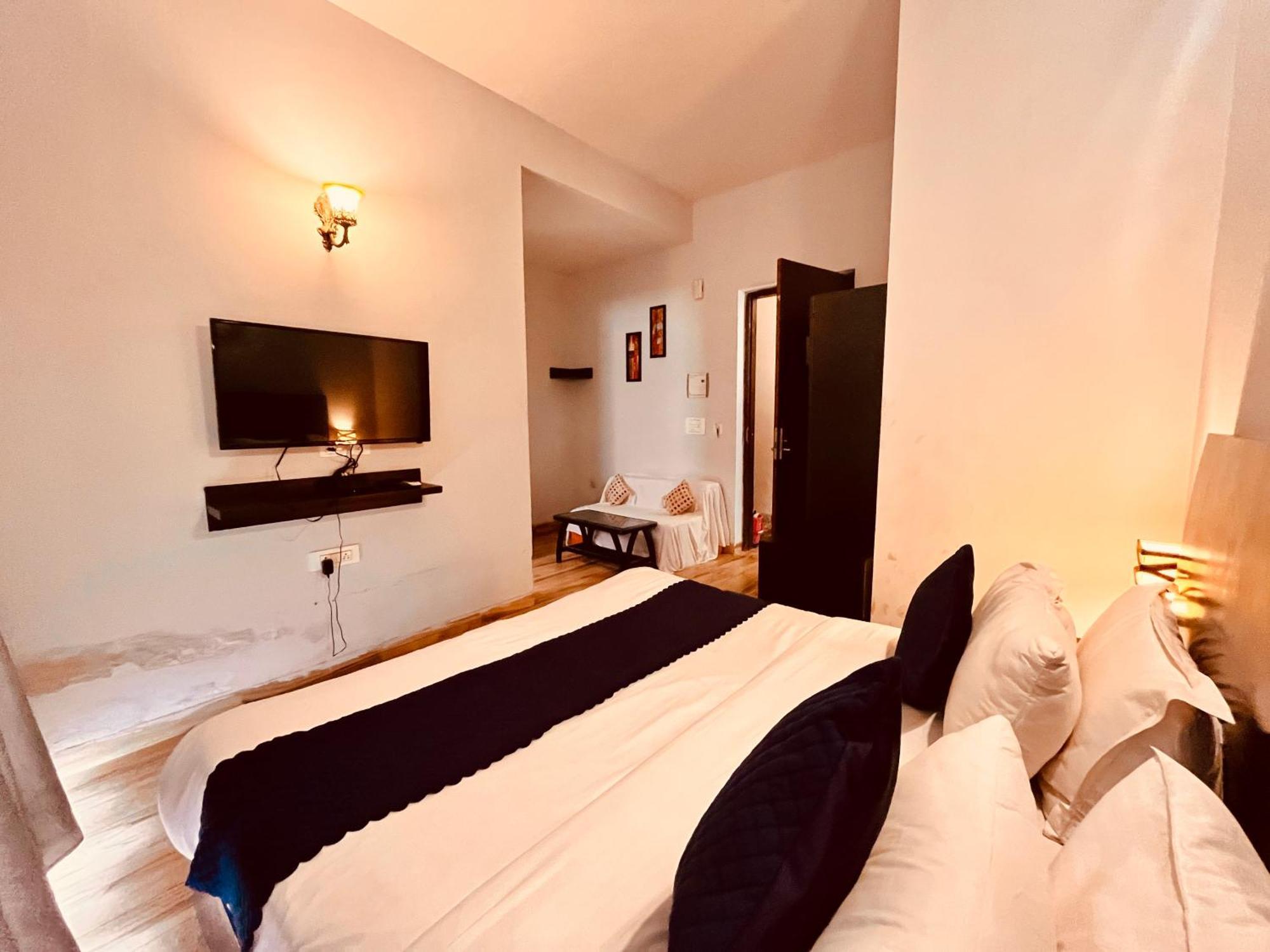 Pearl Grand Boutique Cottage In Omaxe Anandam Vrindavan - #Premium Ac Rooms With Balcony #Big Parking #Lift #Garden #Peaceful Area #Near Prem Mandir #Property Of The Year #Most Awarded Extérieur photo